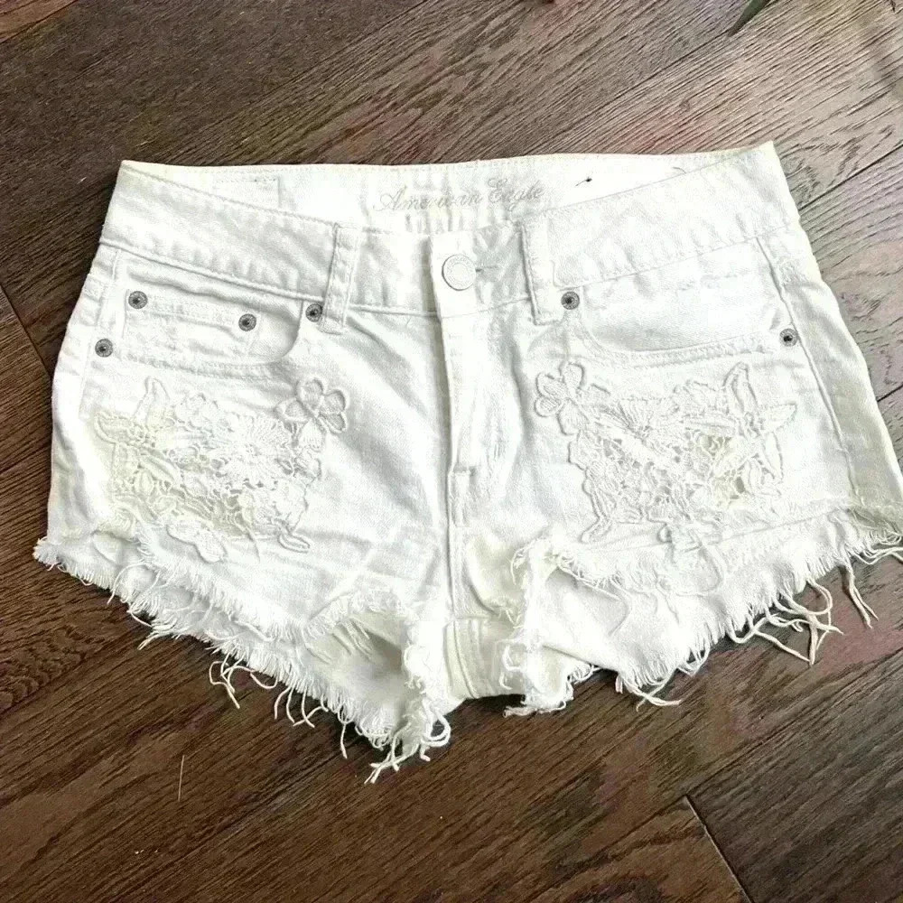 American Eagle Outfitters White Floral Embroidered Stretch Jean Short shorts 0